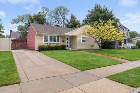 22 Greenway Circle Syosset NY 11791
