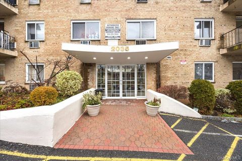 Townhouse For Sale - 2035 Central Park Avenue #2H<br/> Yonkers, NY 10710