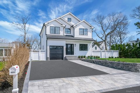 Photo of 405 S Oakwood Drive, Laurel, NY 11948 (MLS # 979796)