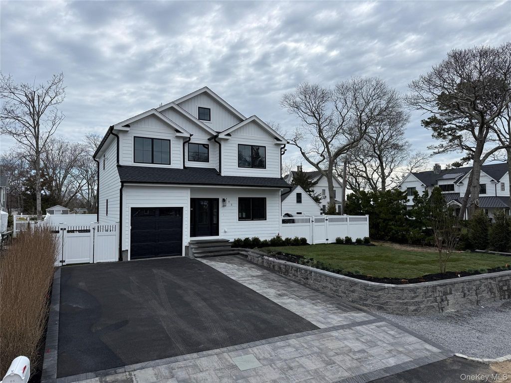 Photo of 405 S Oakwood Drive, Laurel, NY 11948 (MLS # 979796)