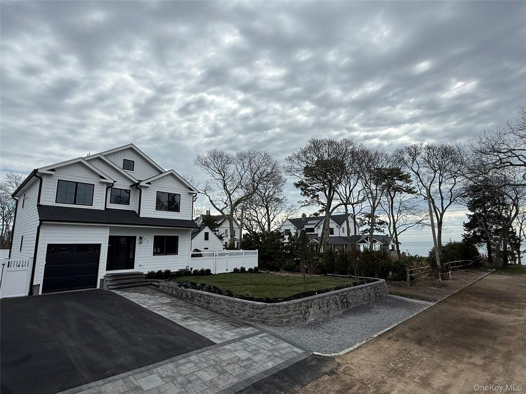 Photo of 405 S Oakwood Drive, Laurel, NY 11948 (MLS # 979796)