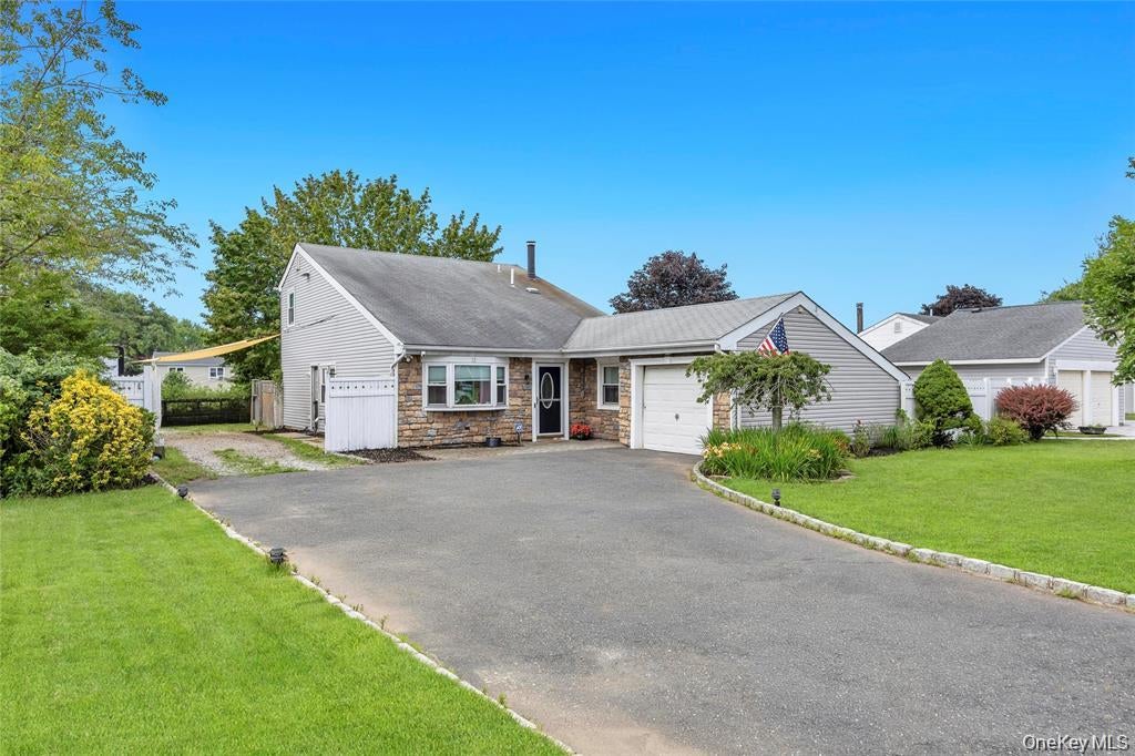 Photo of 12 Handy Lane, Medford, NY 11763 (MLS # 1048495)