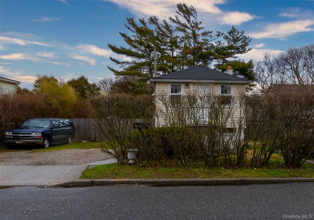 Photo of 27 Pearsall Place, Babylon, NY 11702 (MLS # 979310)