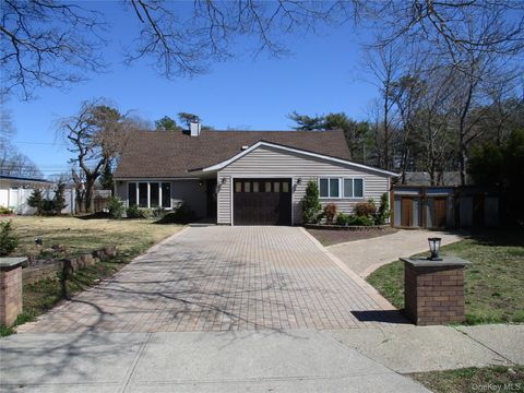 Photo of 39 Split Cedar Drive, Islandia, NY 11749 (MLS # 976368)