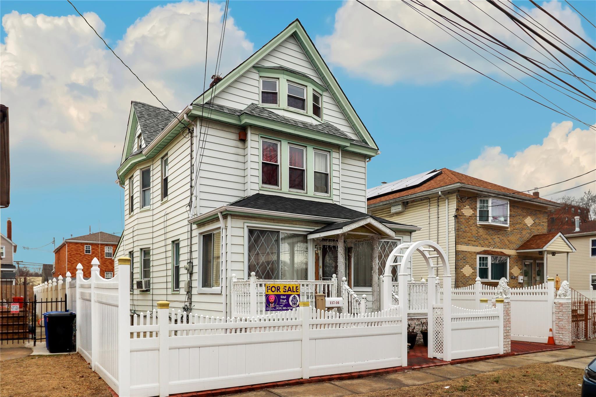 165 Street, Jamaica, Queens, NY - 6 Bedrooms  
3 Bathrooms - 