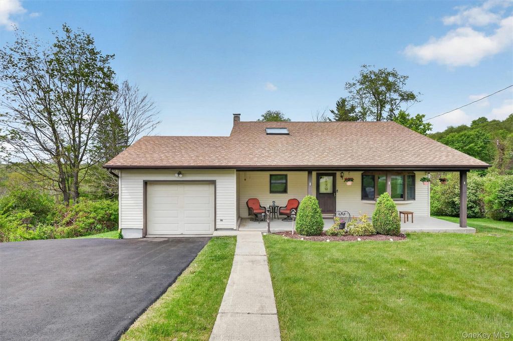 Photo of 8 Meadow Court, Carmel, NY 10512 (MLS # 993402)
