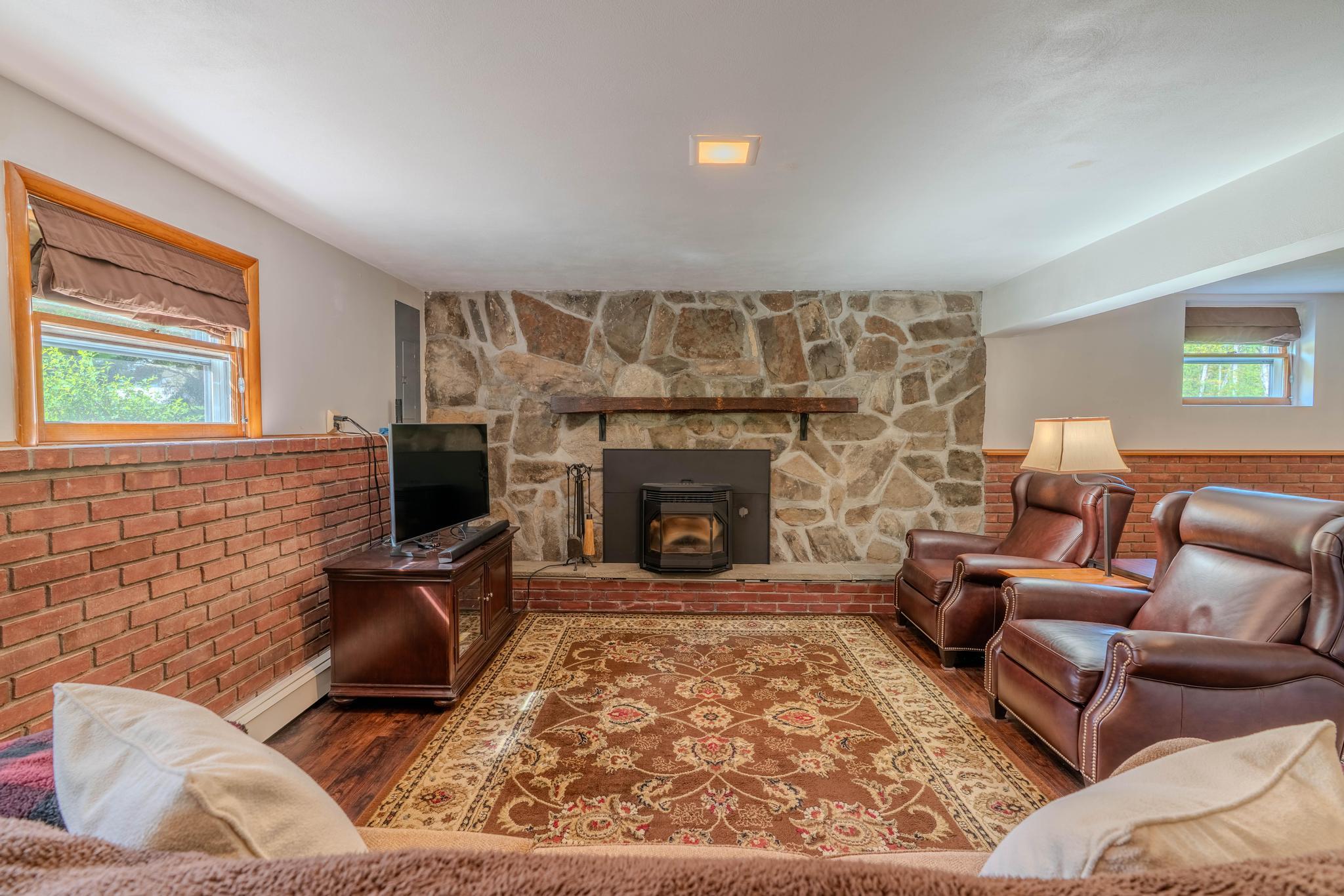 8 Robin Lane, Hyde Park, New York image 20