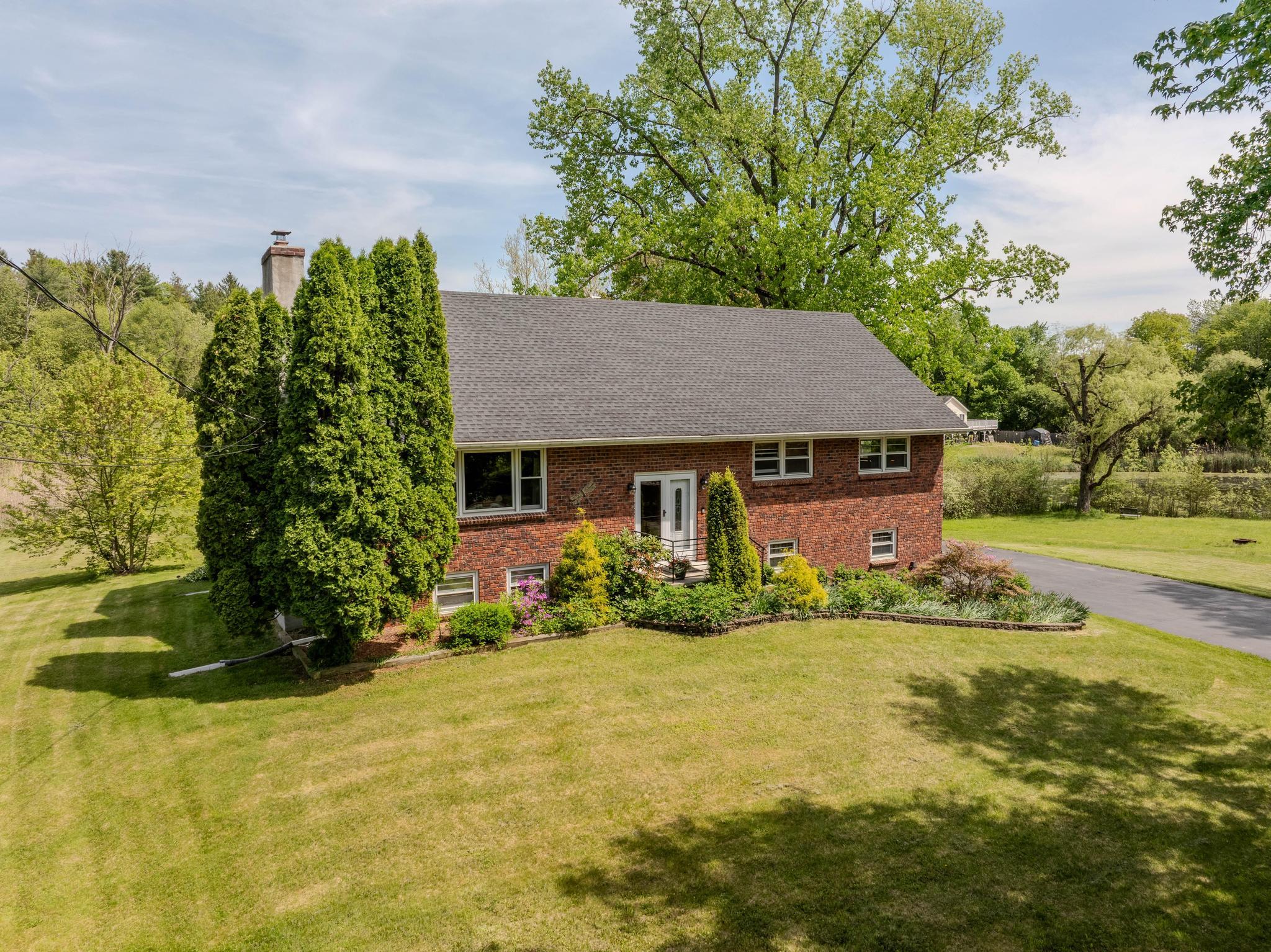 Robin Lane, Hyde Park, New York - 5 Bedrooms  
3 Bathrooms  
12 Rooms - 