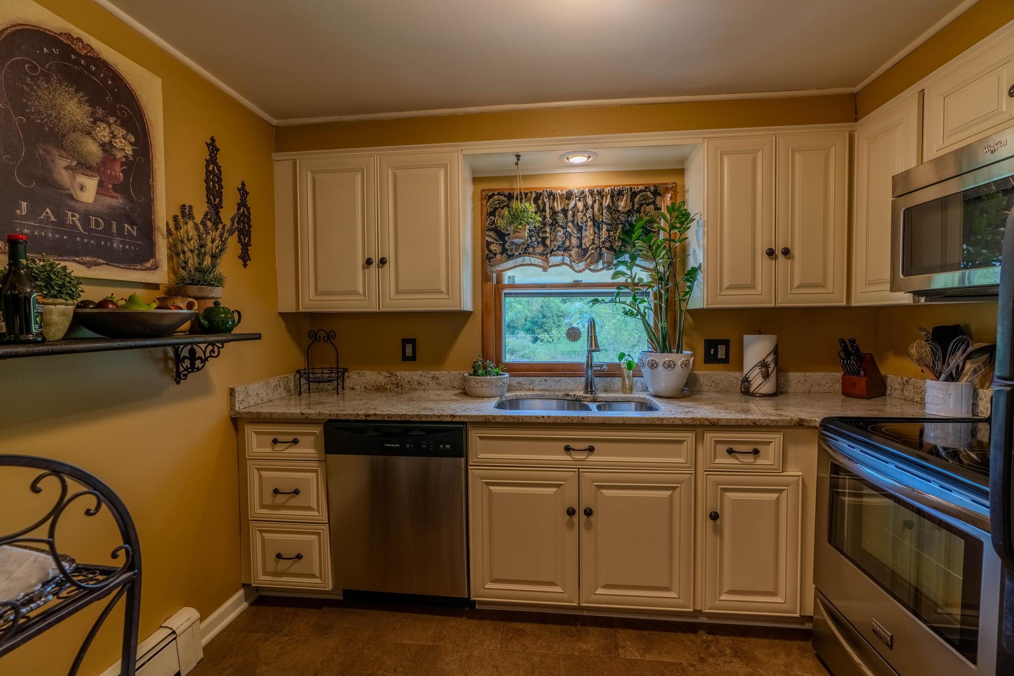 8 Robin Lane, Hyde Park, New York image 28