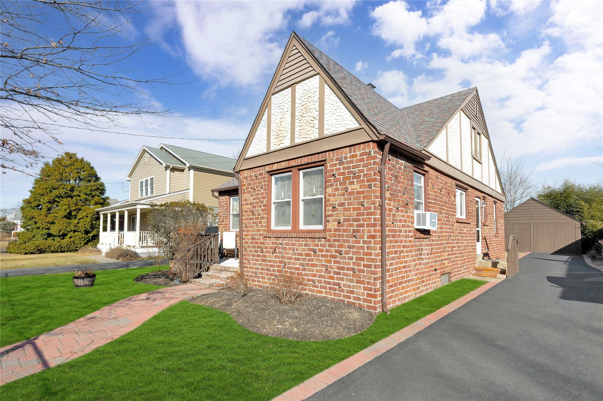 9 2nd Avenue, East Islip, New York image 1