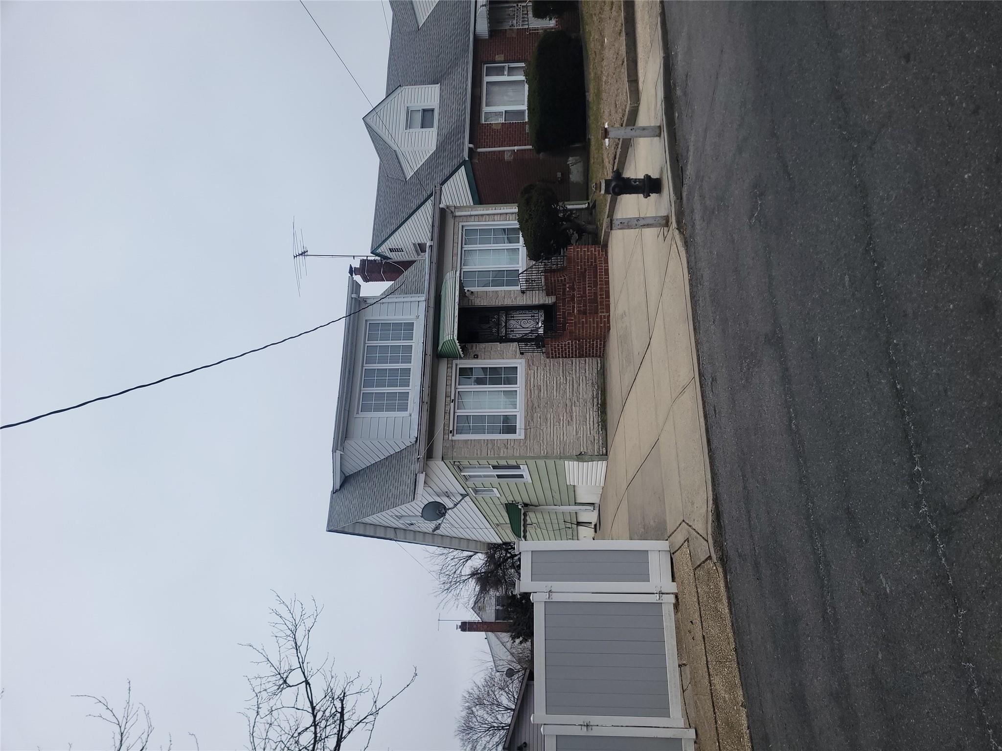 Property for Sale at 203rd Street, Saint Albans, Queens, NY - Bedrooms: 3 
Bathrooms: 1 
Rooms: 6  - $699,000