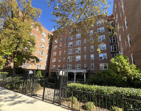 Photo of 6361 Yellowstone Boulevard #5A, Forest Hills, NY 11375 (MLS # 1066670)