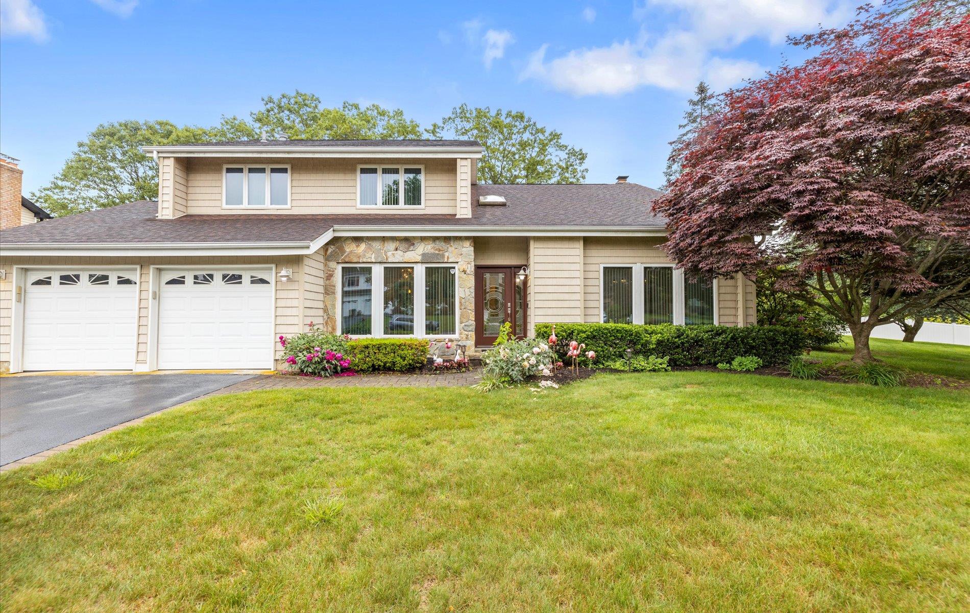 Oak Meadow Road, Commack, Hamptons, NY - 5 Bedrooms  
3 Bathrooms - 
