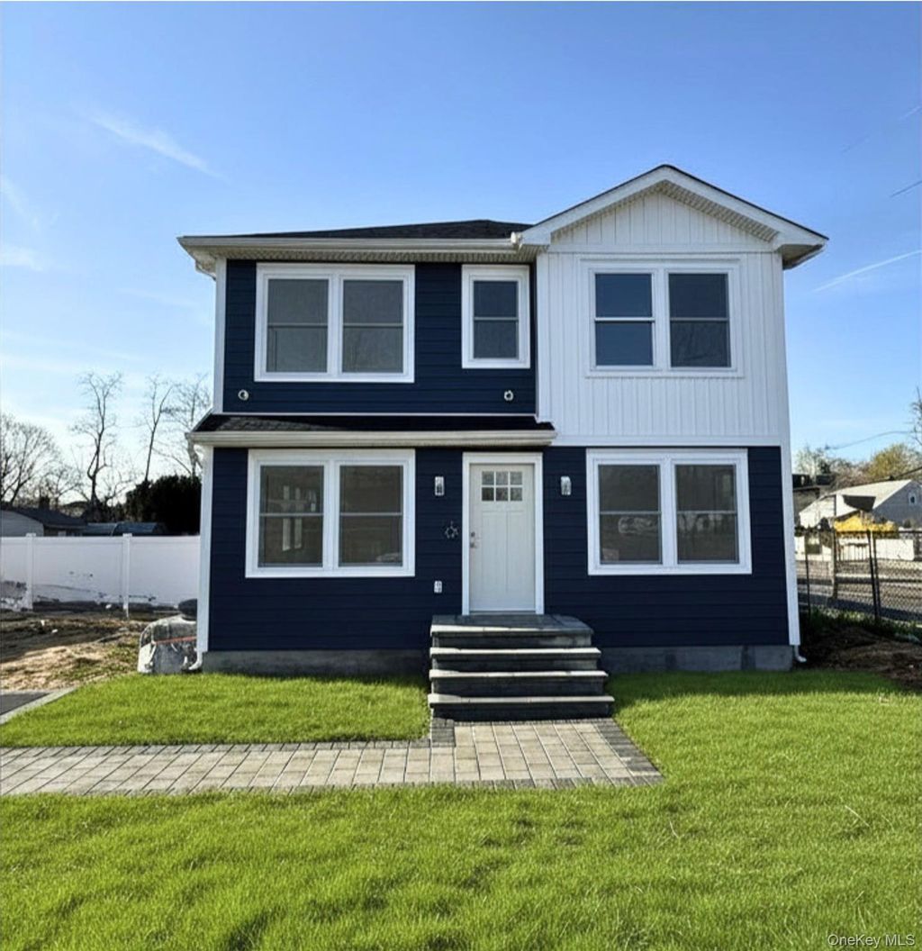 Photo of 4 Lee Avenue, Bay Shore, NY 11706 (MLS # 985099)