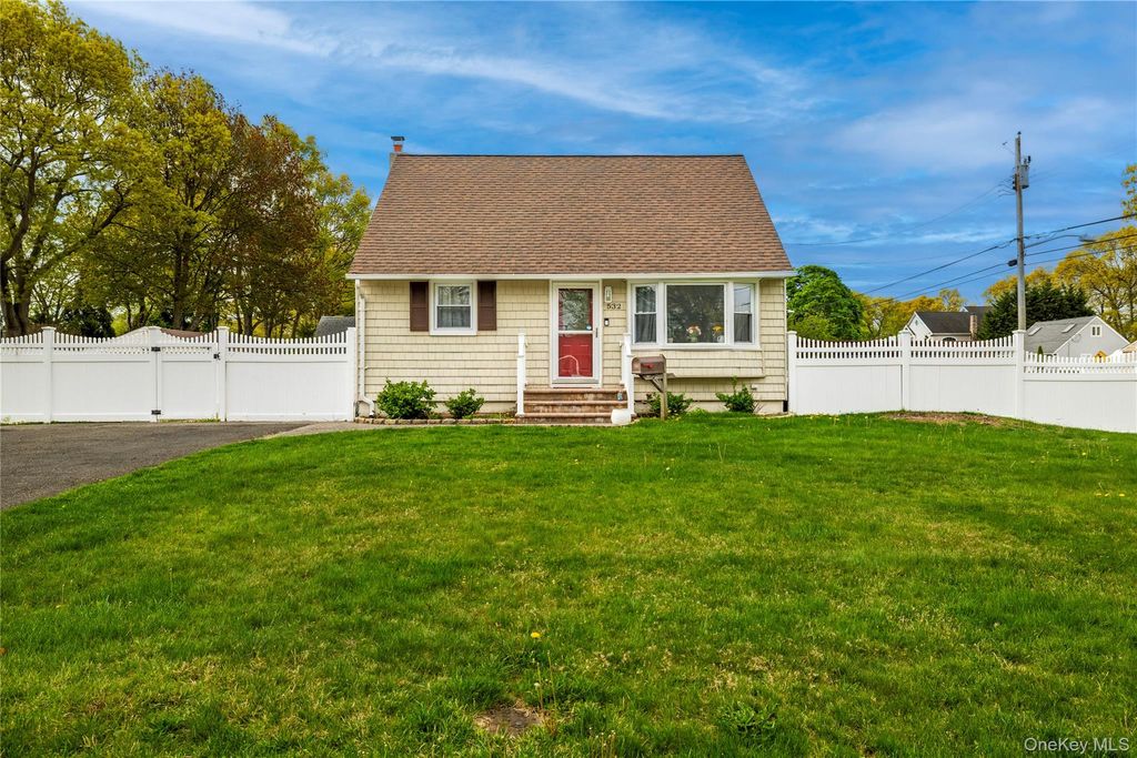 Photo of 532 Rockaway Street, West Islip, NY 11795 (MLS # 996071)