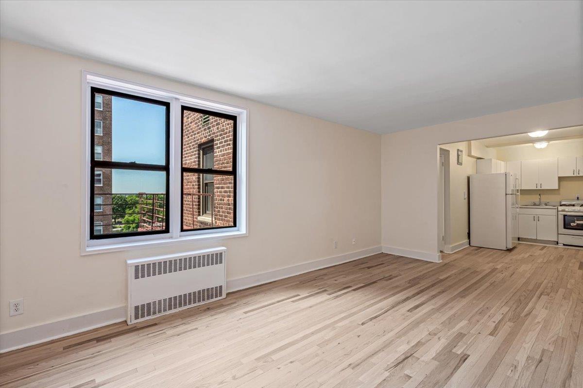 Property for Sale at Manton Street 5E, Briarwood, Queens, NY - Bedrooms: 1 
Bathrooms: 1 
Rooms: 4  - $207,800