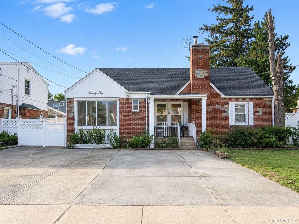Photo of 22 Oakland Avenue, West Hempstead, NY 11552 (MLS # 1061016)