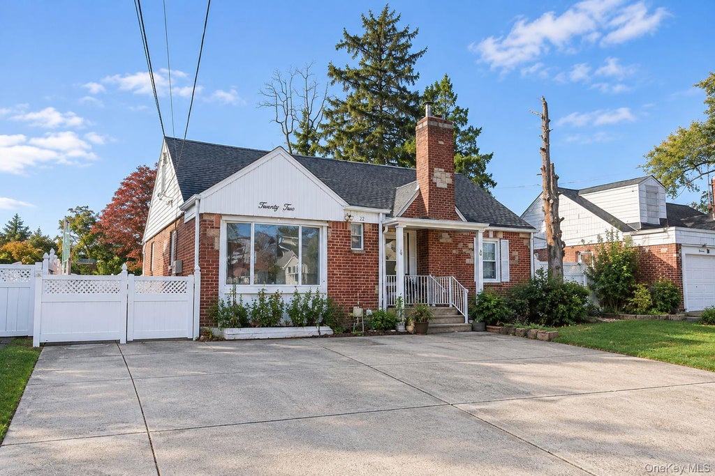 Photo of 22 Oakland Avenue, West Hempstead, NY 11552 (MLS # 1061016)
