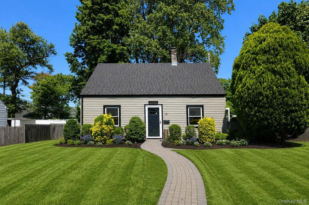 Photo of 12 Garland LN, Westbury, NY 11590 (MLS # 1039645)