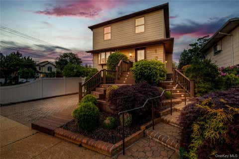 Homes For Sale - 2575 Bayview Avenue<br/> Nassau County, Wantagh, NY 11793