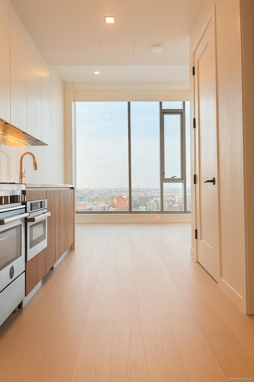 35-32 Leavitt St PhK