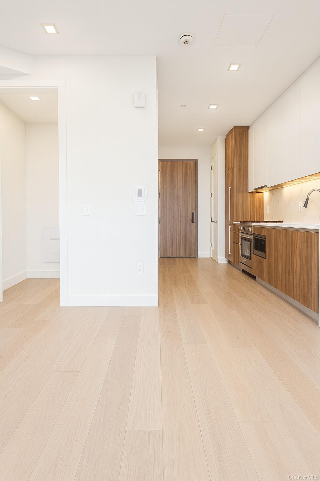 35-32 Leavitt St PhK