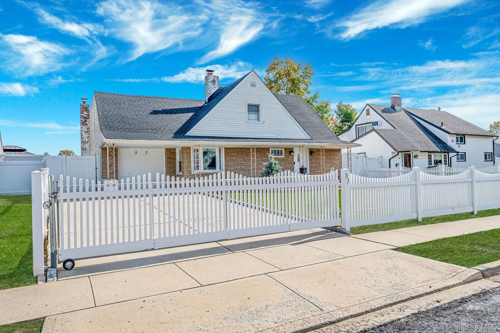 Photo of 37 Chickadee Lane, Levittown, NY 11756 (MLS # 927176)