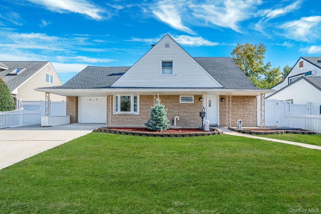 Photo of 37 Chickadee Lane, Levittown, NY 11756 (MLS # 927176)