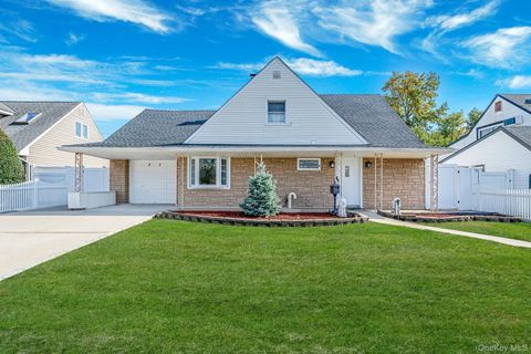 Photo of 37 Chickadee Lane, Levittown, NY 11756 (MLS # 927176)
