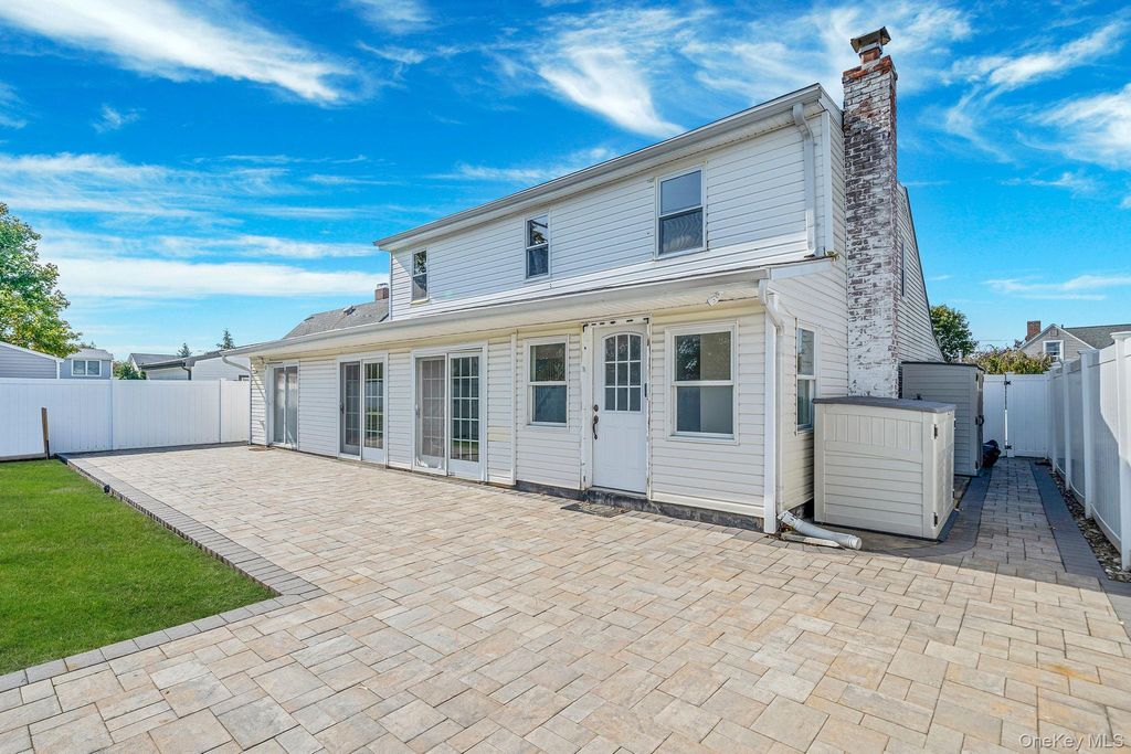 Photo of 37 Chickadee Lane, Levittown, NY 11756 (MLS # 927176)