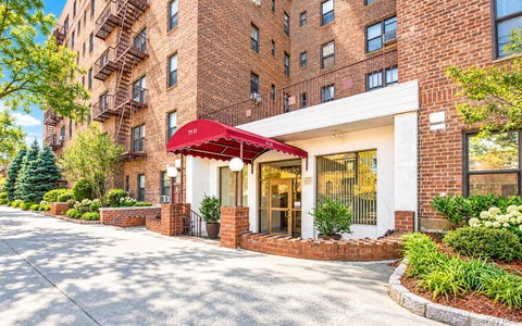 Homes For Sale - 71-11 Yellowstone Boulevard #4M<br/> Forest Hills, NY 11375