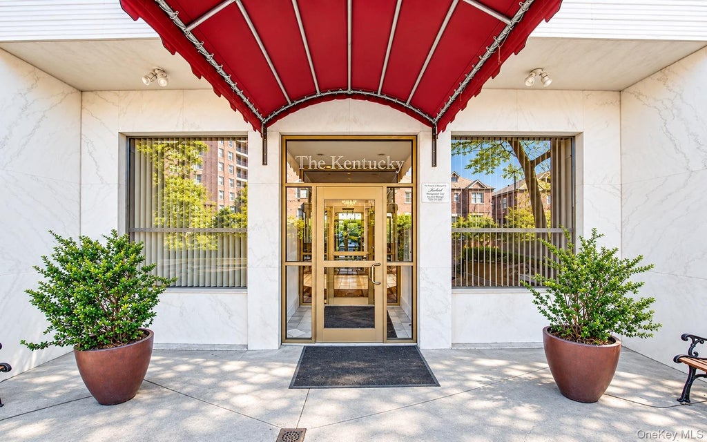 Photo of 71-11 Yellowstone Boulevard #4M, Forest Hills, NY 11375 (MLS # 1055154)
