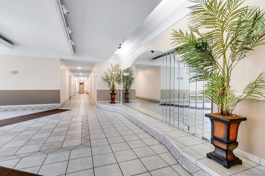 Photo of 71-11 Yellowstone Boulevard #4M, Forest Hills, NY 11375 (MLS # 1055154)
