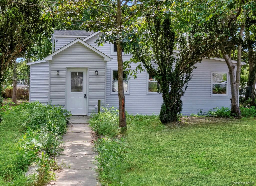 Photo of 36 Kensington Avenue, Selden, NY 11784 (MLS # 922532)