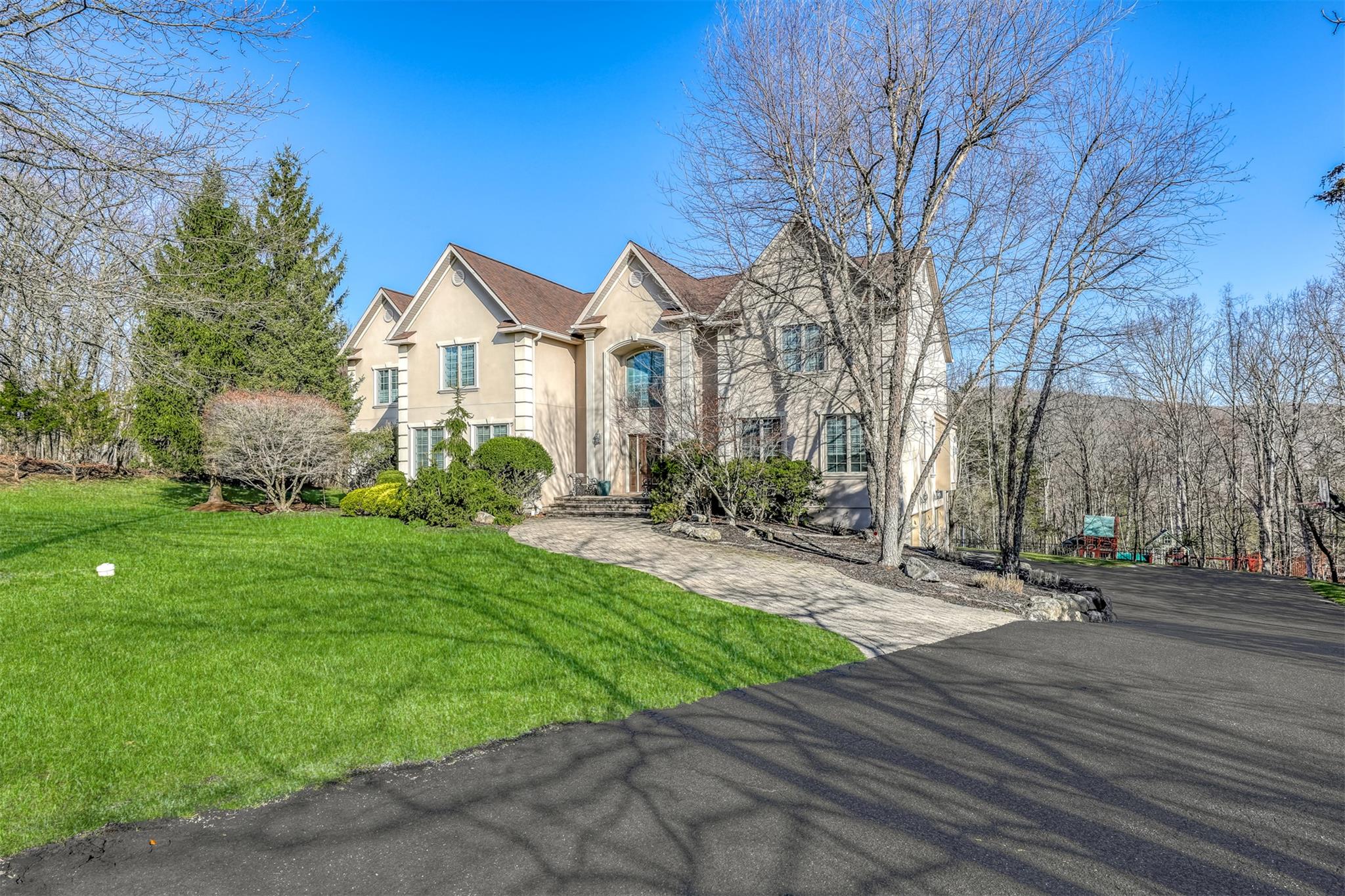 38 Powder Horn Drive, Suffern, New York image 3