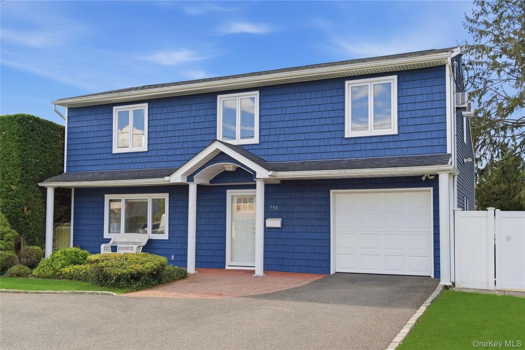 Photo of 750 Outlook Avenue, West Babylon, NY 11704 (MLS # 990386)