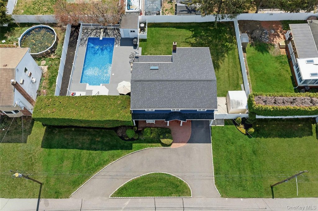 Photo of 750 Outlook Avenue, West Babylon, NY 11704 (MLS # 990386)