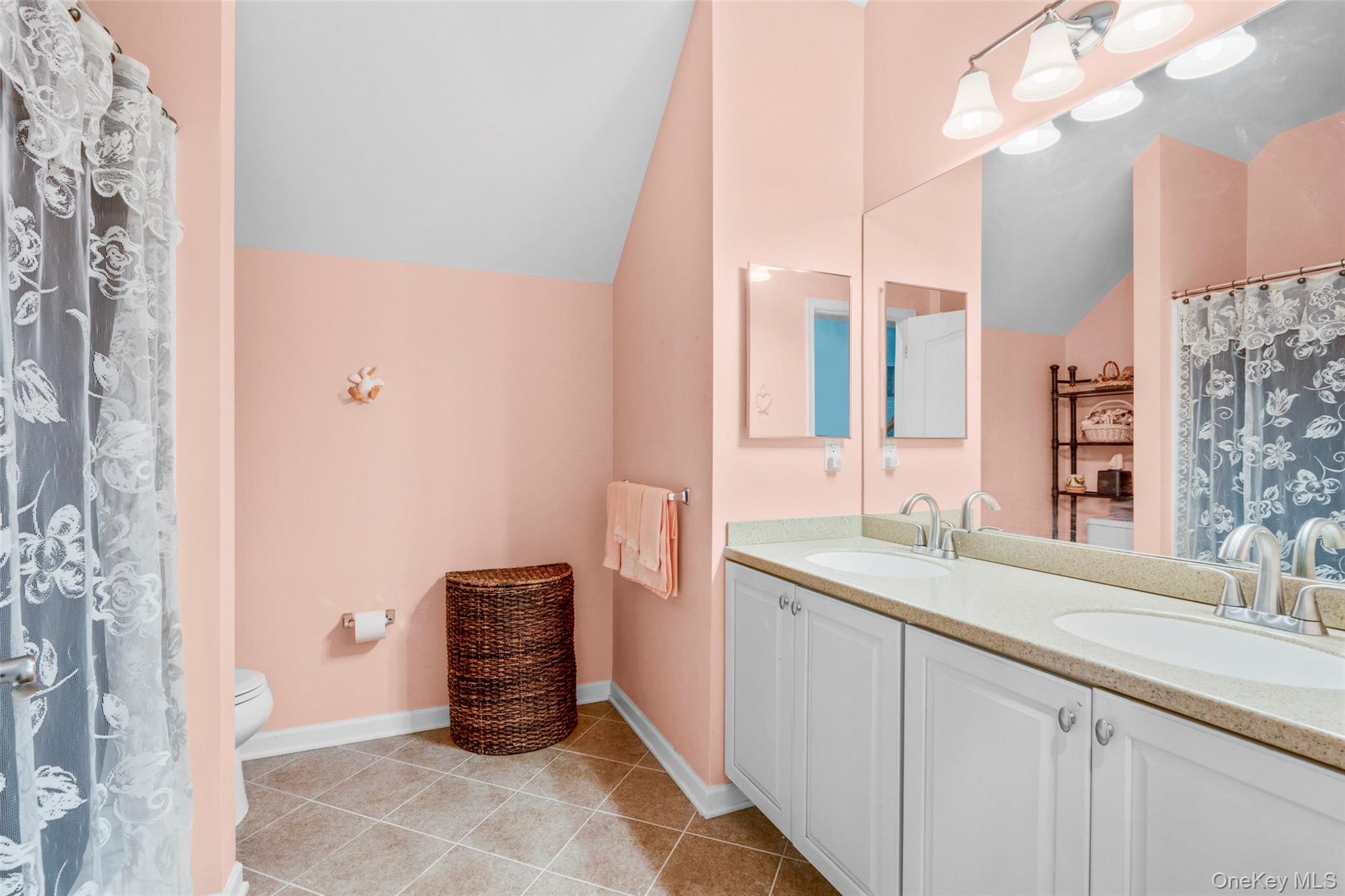 Fishkill, New York 12524, United States, 4 Bedrooms Bedrooms, ,4 BathroomsBathrooms,Residential,Active,209703