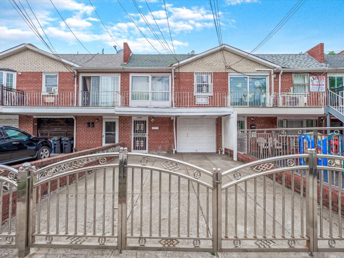 Linden Boulevard, South Ozone Park, Queens, NY - 4 Bedrooms  
4 Bathrooms  
16 Rooms - 