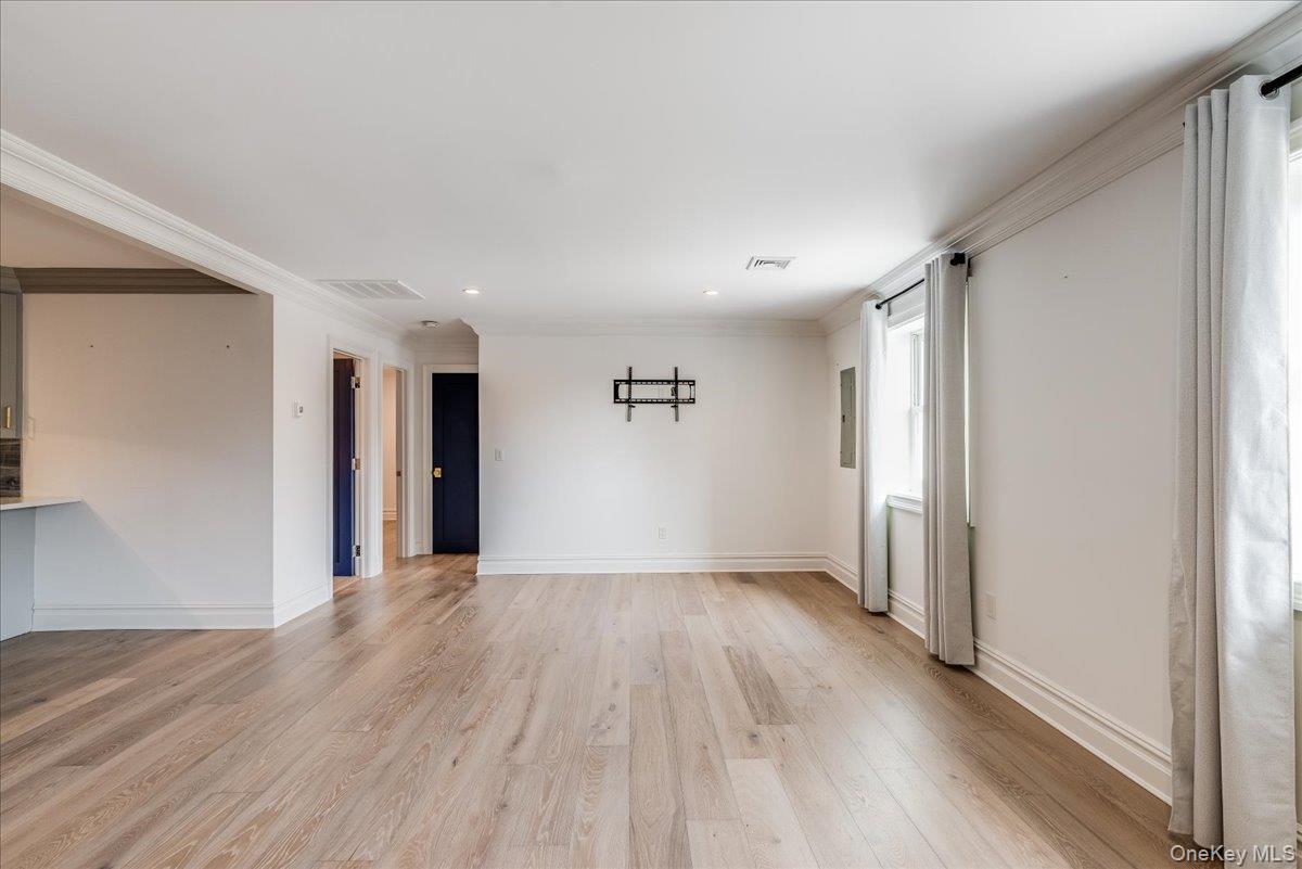 Huntington, New York 11743, United States, 2 Bedrooms Bedrooms, ,2 BathroomsBathrooms,Residential,Active,114751