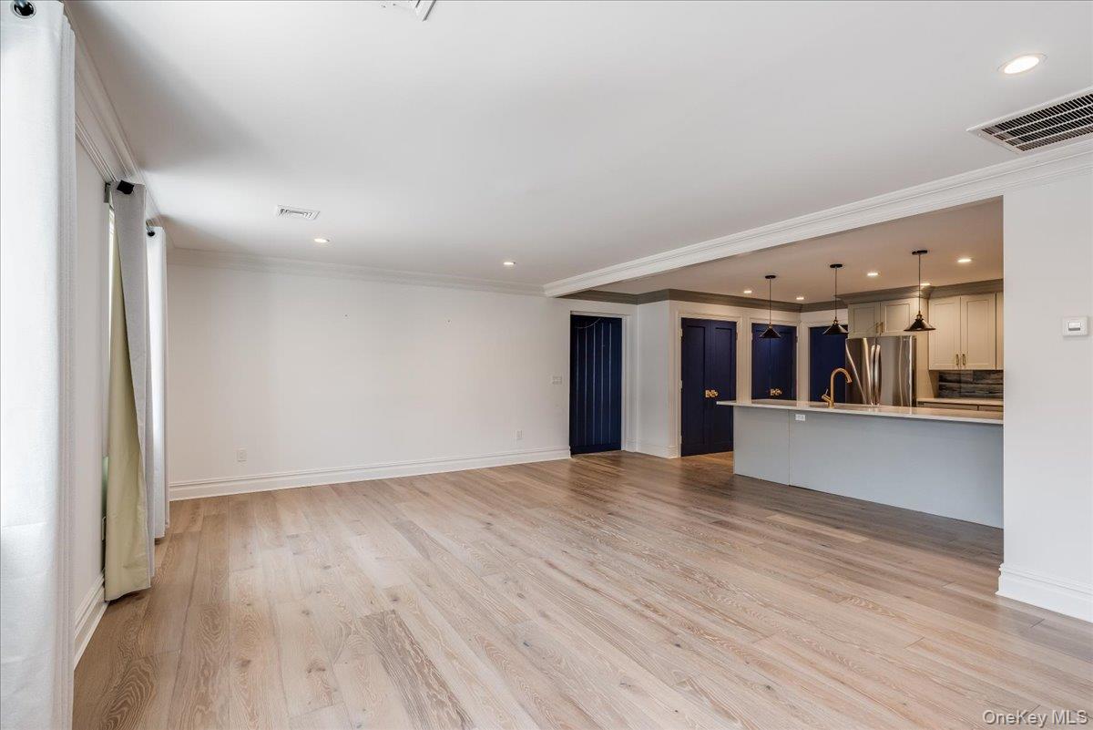 Huntington, New York 11743, United States, 2 Bedrooms Bedrooms, ,2 BathroomsBathrooms,Residential,Active,114751