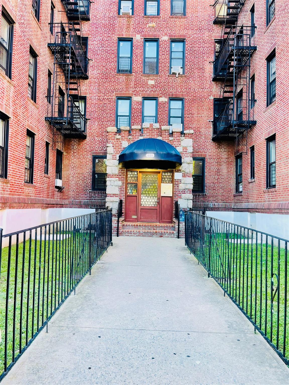 910 Dinsmore Avenue