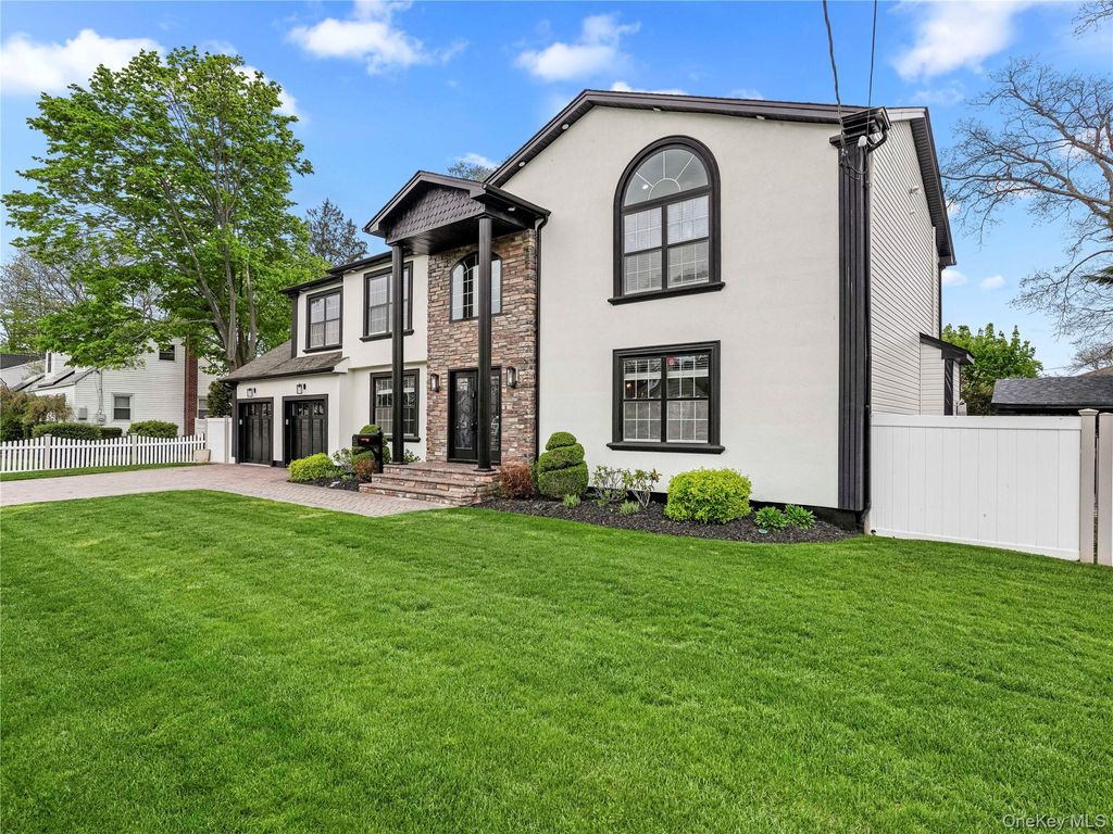 Photo of 250 N 5th Street, Lindenhurst, NY 11757 (MLS # 995007)