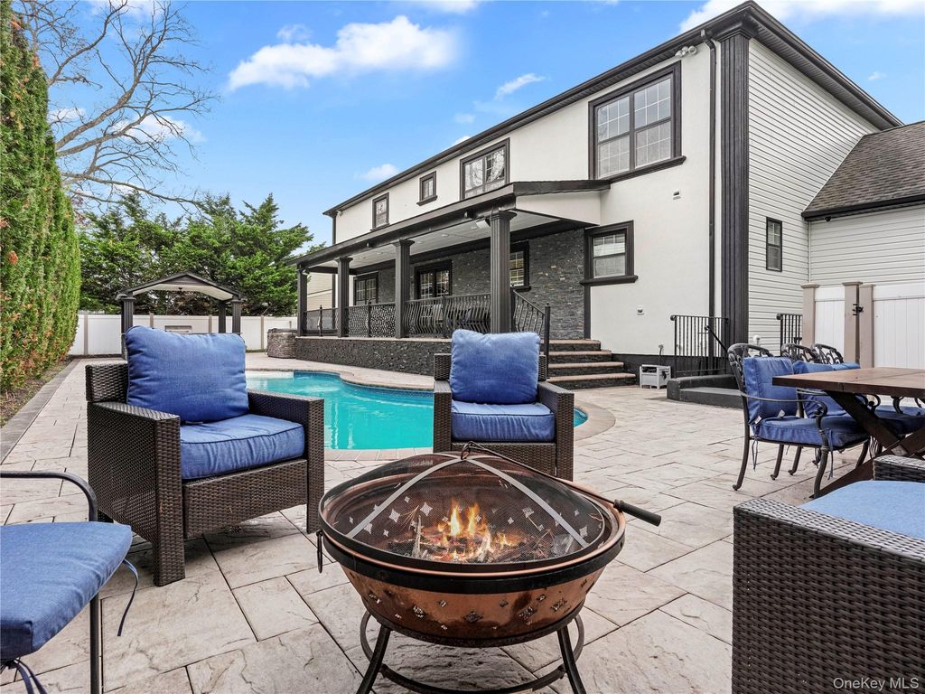 Photo of 250 N 5th Street, Lindenhurst, NY 11757 (MLS # 995007)