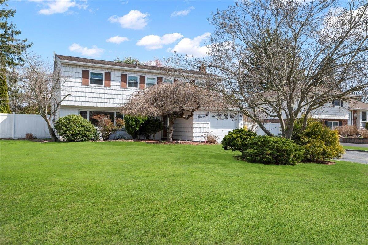 11 Crabapple Lane, Commack, New York image 1