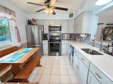 Homes For Sale - 5007 Chelsea Cove<br/> Dutchess County, Hopewell Junction, NY 12533