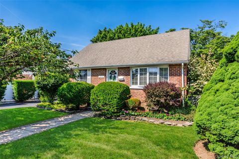 Homes For Sale - 2453 Aberdeen Street<br/> Nassau County, East Meadow, NY 11554