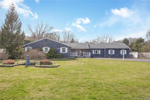 Photo of 590 Lincoln Avenue, Sayville, NY 11782 (MLS # 986615)