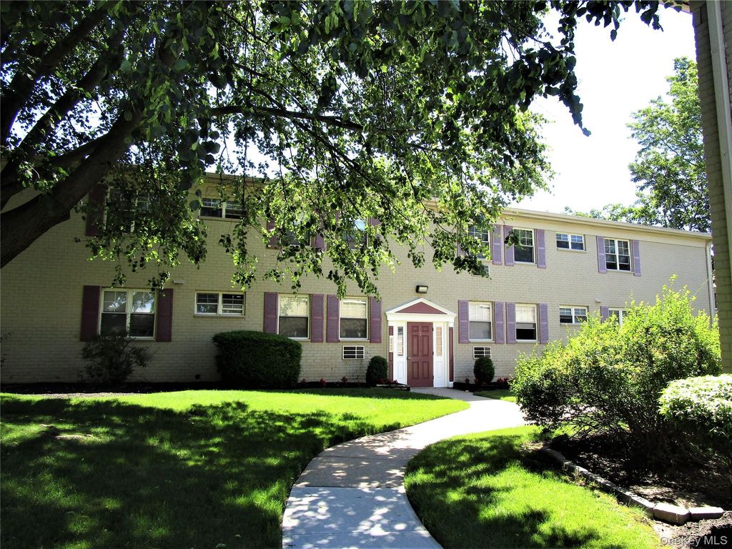 Photo of 324 Post Avenue #1G, Westbury, NY 11590 (MLS # 1009299)
