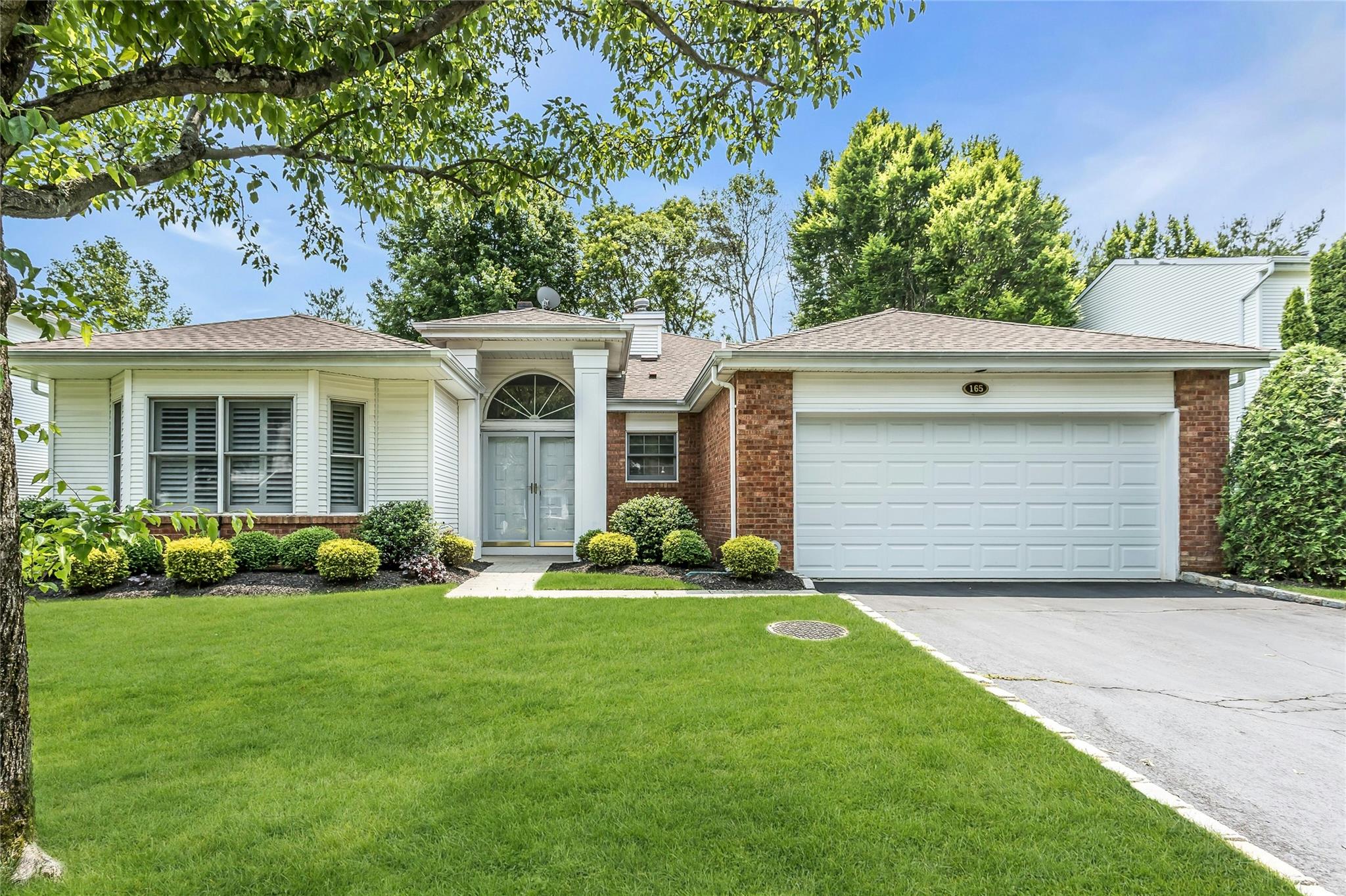 Country Club Drive, Commack, Hamptons, NY - 3 Bedrooms  
3 Bathrooms - 